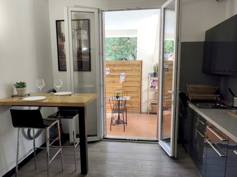 Cuisine séparée de l'appartement Le Laurier Rose à Avignon