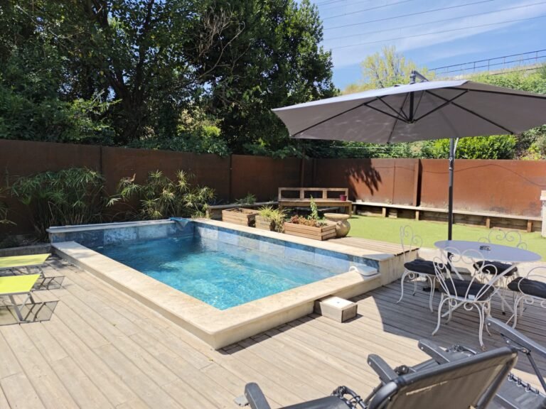 Piscine privee exclusive et terrasse de la location de vacances L Oranger Avignon