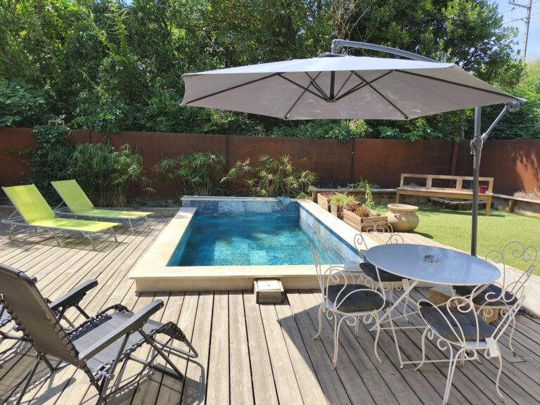 Piscine privee exclusive et terrasse de la location de vacances L Oranger Avignon