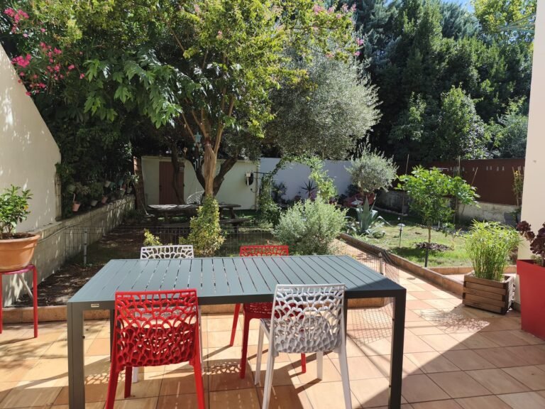 Jardin arboré de la maison de vacances à Avignon