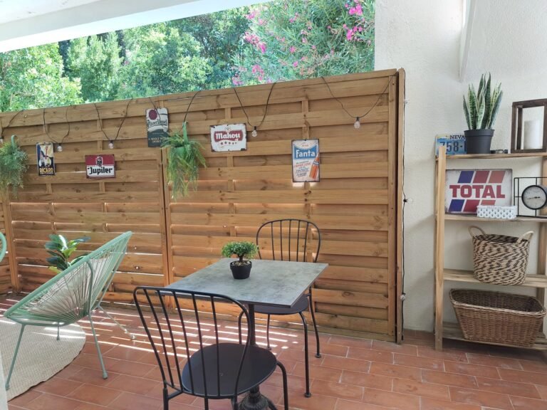 Vue de la terrasse de l'appartement Le Laurier Rose à Avignon