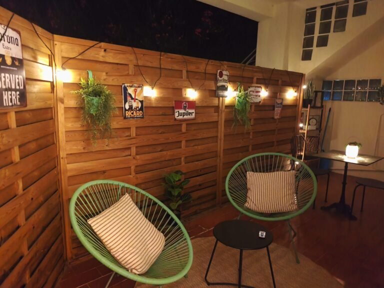 Terrasse la nuit de l'appartement Le Laurier Rose à Avignon