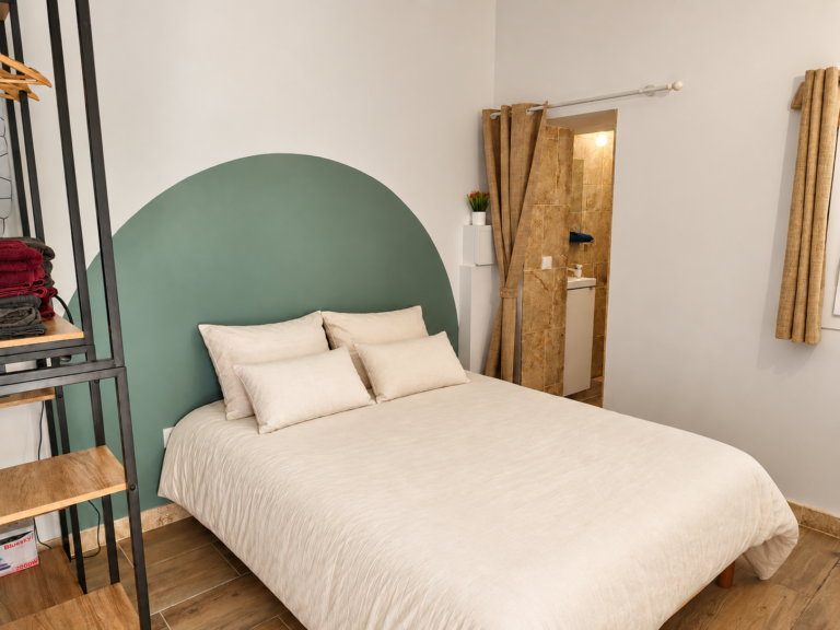Chambre chaleureuse avec arche verte et salle de bain