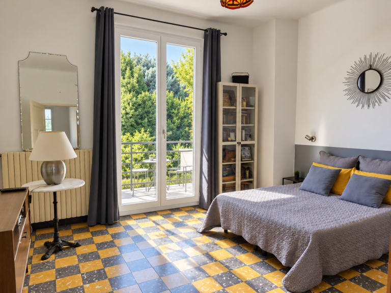 Chambre lumineuse avec balcon végétalisé