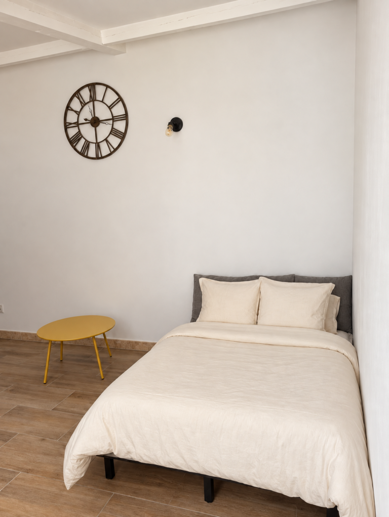 Chambre minimaliste aux tons chaleureux