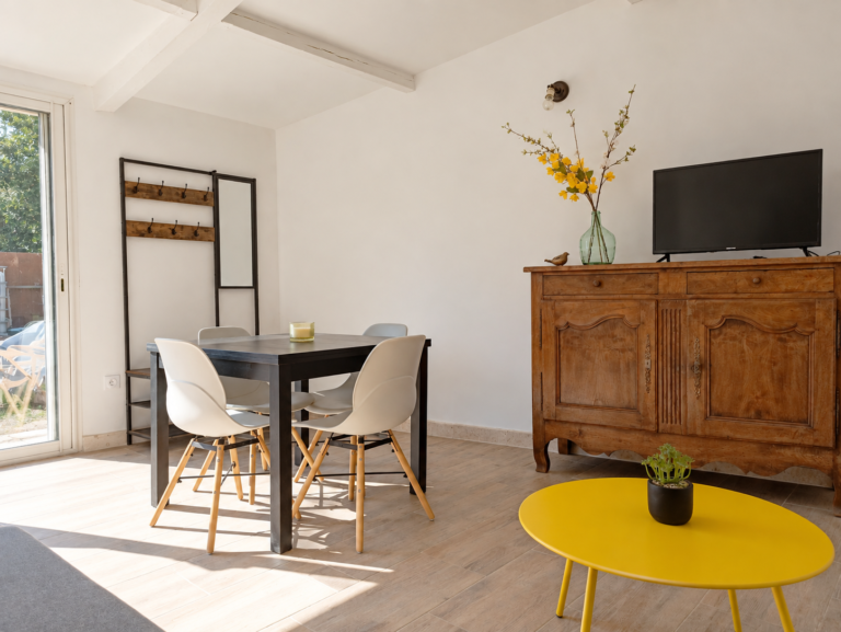 Coin repas lumineux au charme rustique