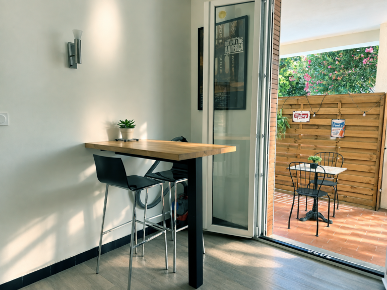 Coin repas moderne ouvert sur la terrasse