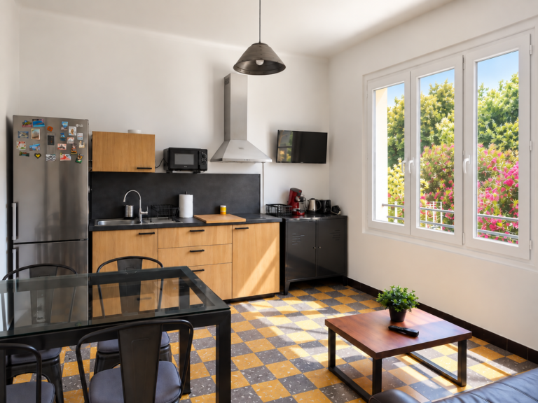 Cuisine moderne baignée de lumière naturelle