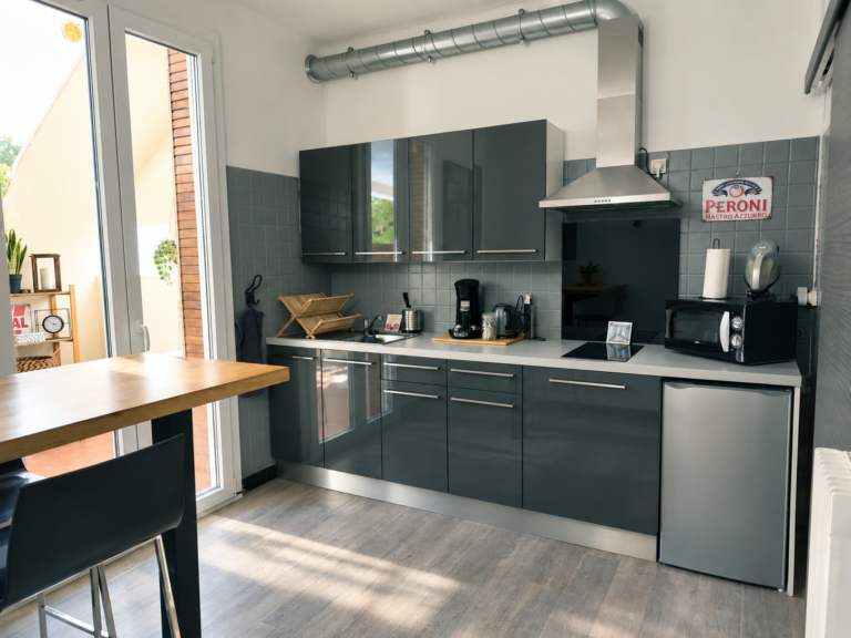 Cuisine moderne lumineuse avec bar en bois
