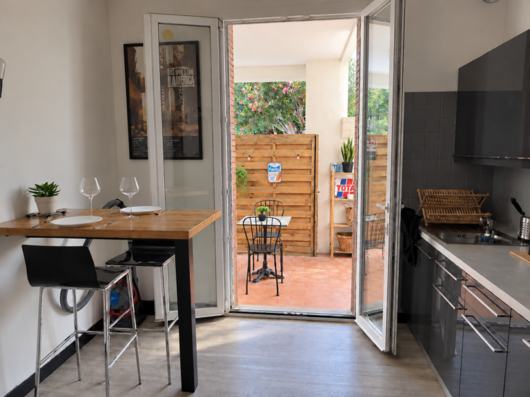 Cuisine moderne ouverte sur patio fleuri