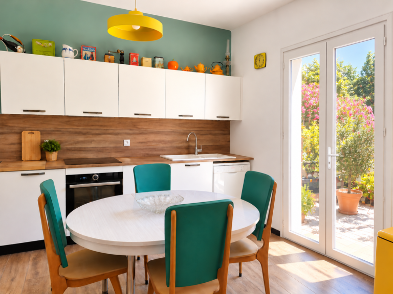 Cuisine rétro lumineuse avec vue sur le jardin
