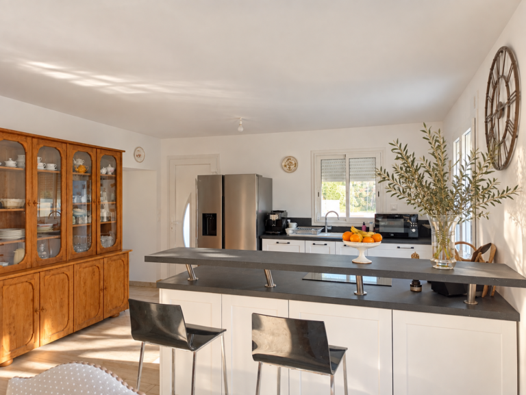 Cuisine scandinave baignée de lumière