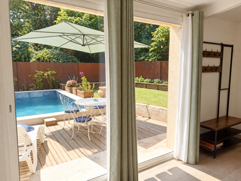 Intérieur lumineux avec vue sur piscine