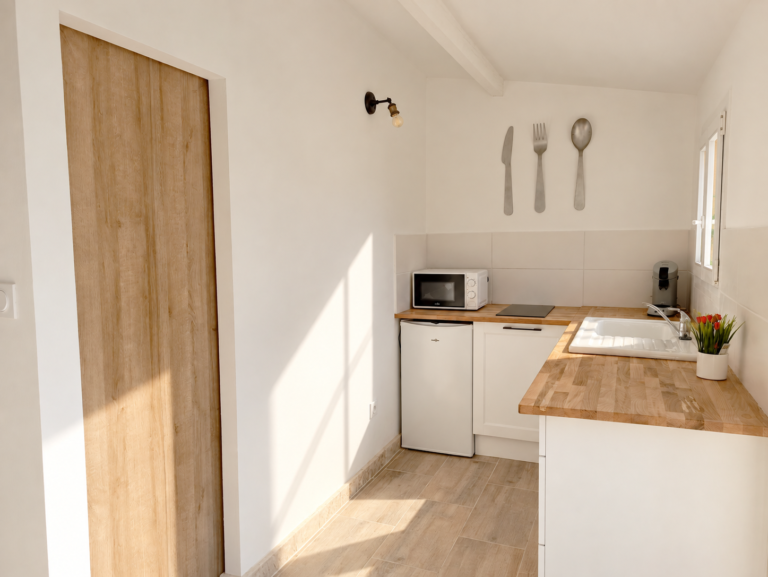 Kitchenette minimaliste baignée de soleil