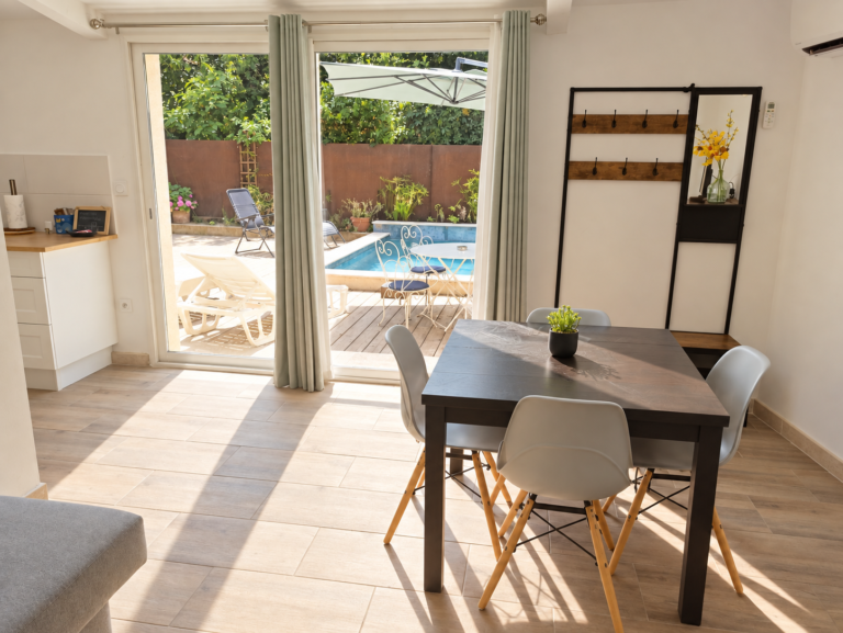 Salle à manger scandinave baignée de soleil