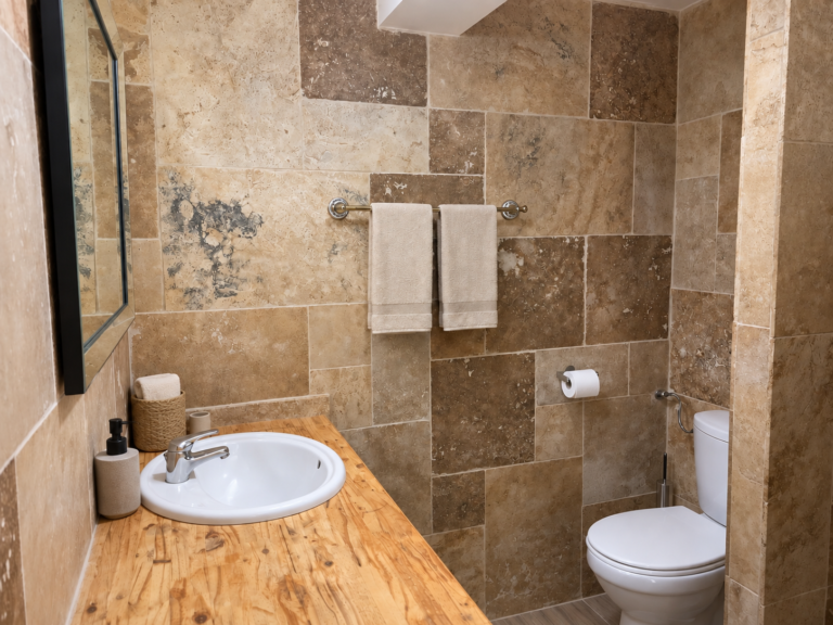 Salle de bain chaleureuse en pierre naturelle