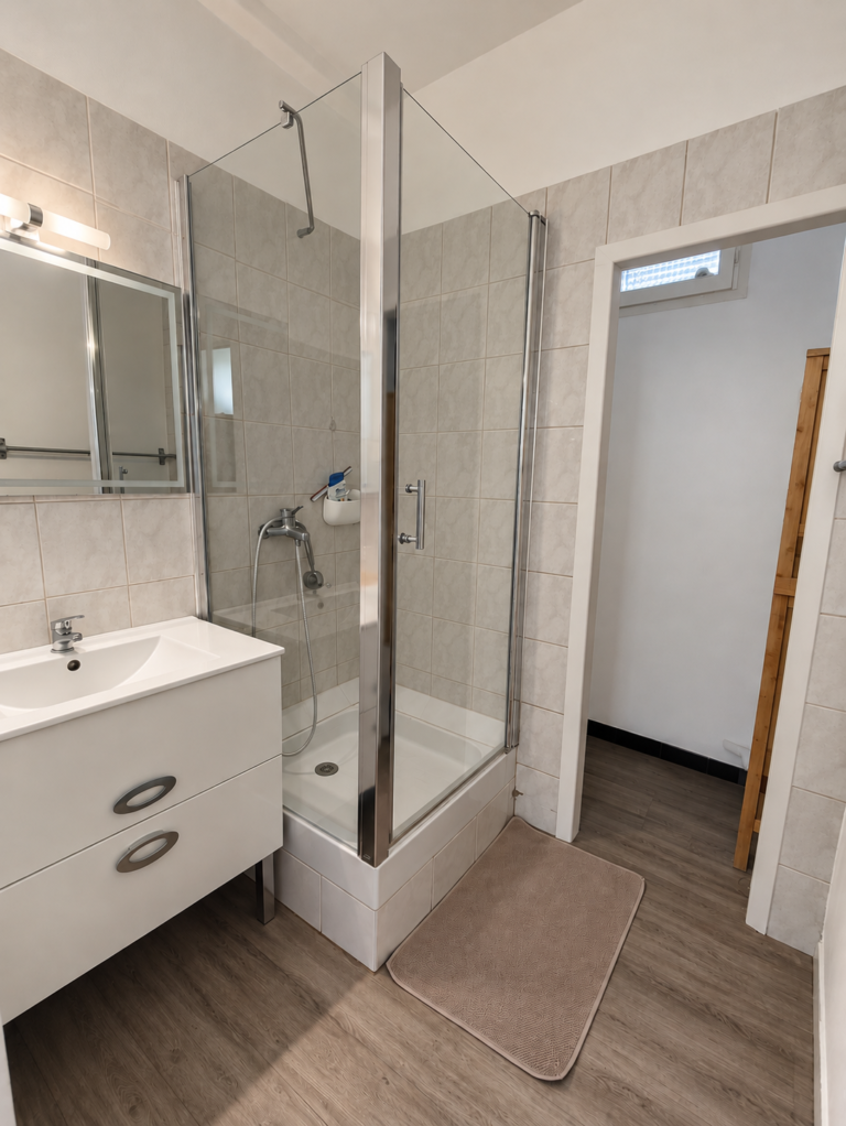 Salle de bain moderne avec douche vitrée