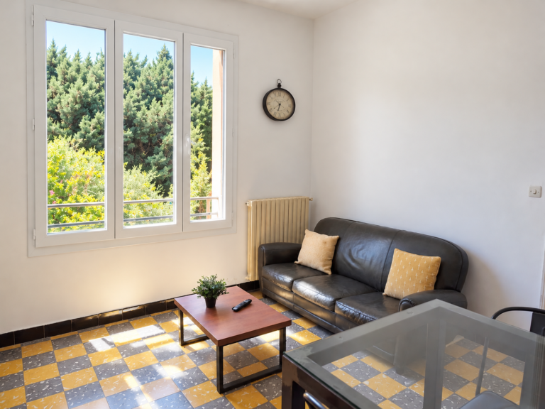 Salon lumineux avec fenêtre triple moderne