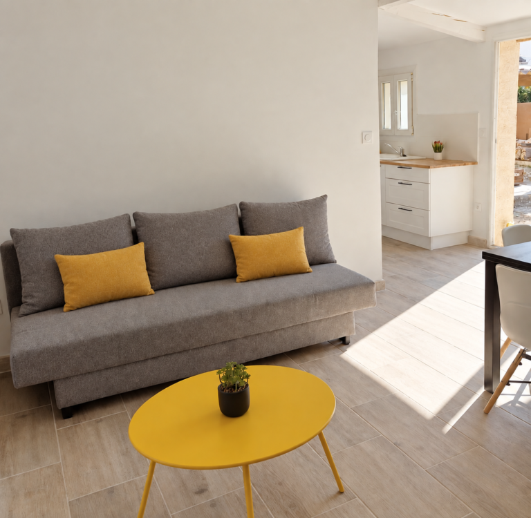 Salon minimaliste baigné de soleil et accents jaunes