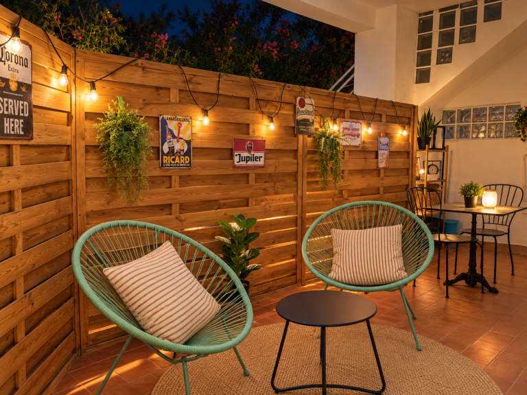 Terrasse chaleureuse aux lumières du soir