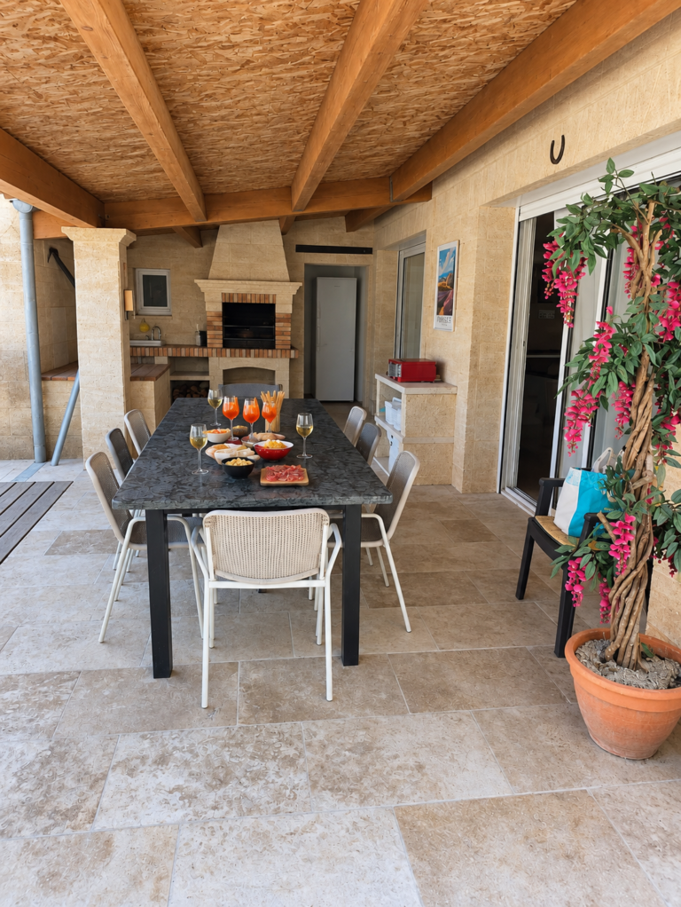 Terrasse méditerranéenne avec table apéritive