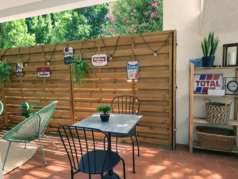 Terrasse vintage ensoleillée, guirlande éteinte